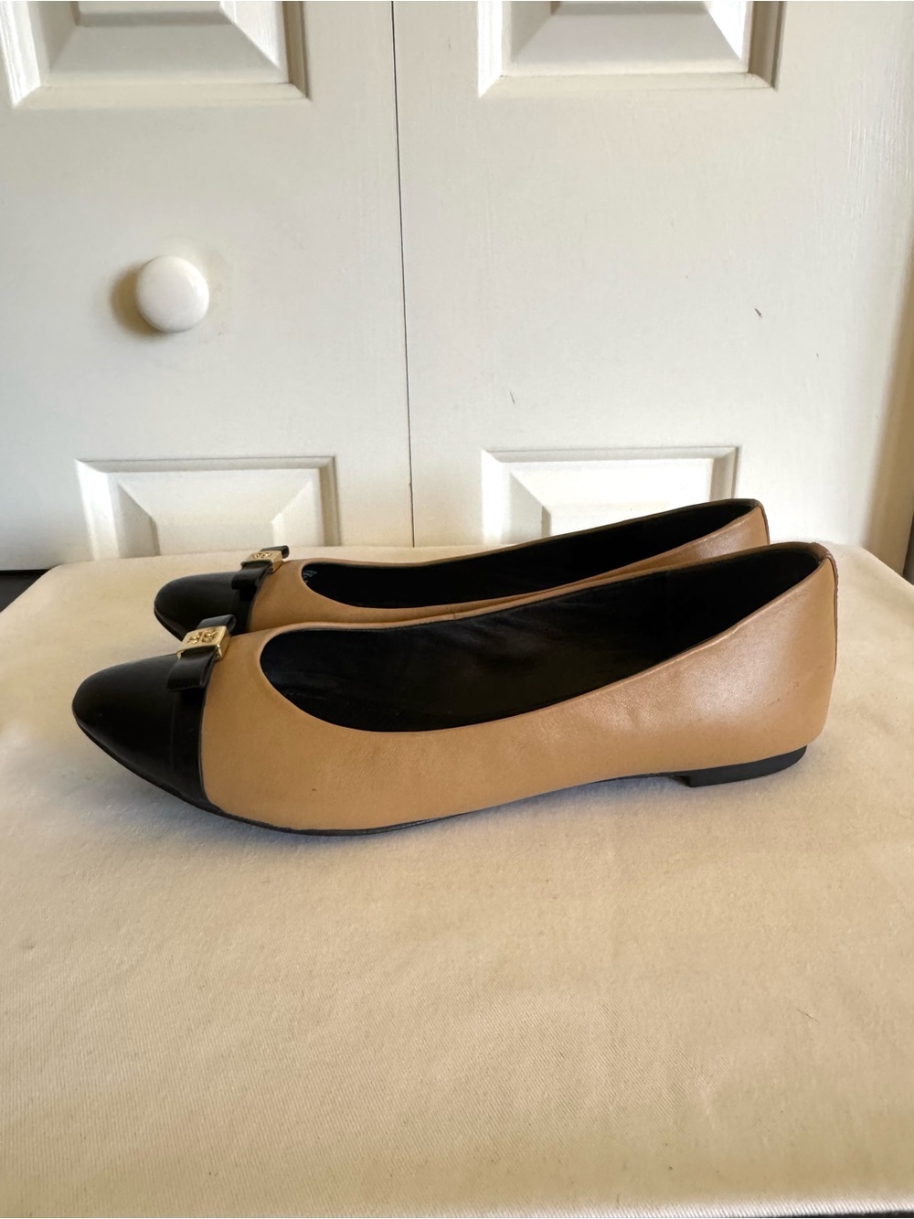 TORY BURCH Beige/Black Leather Ballet Flats 8.5 - Picture 2 of 8